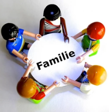 我们站在父母肩膀上谈爱，却忘了他们来自怎样的童年